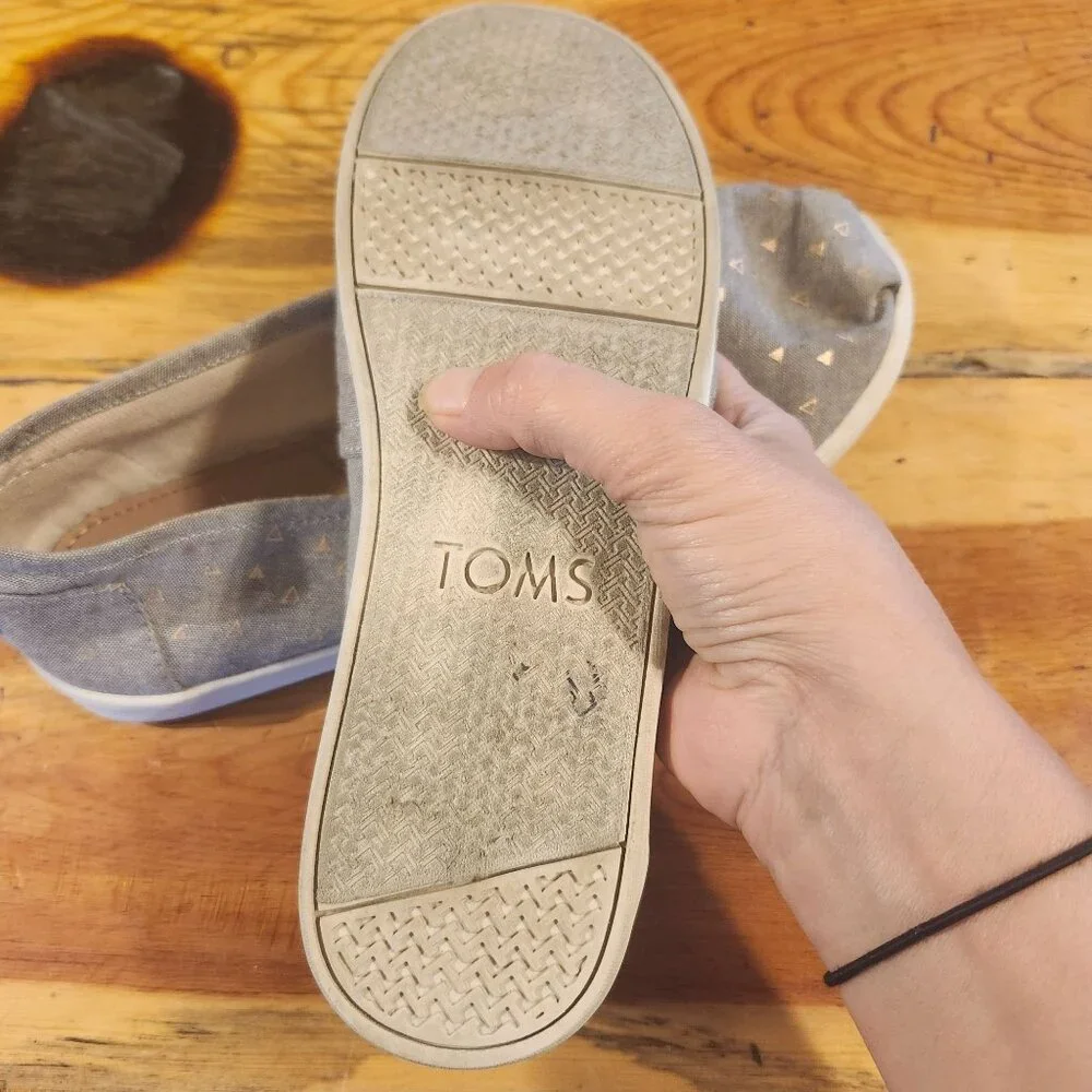 TOMS Women’s 7/Youth 5 Alpargata Chambray Rose Gold Triangle Print Slip-On Shoes - Picture 7 of 7